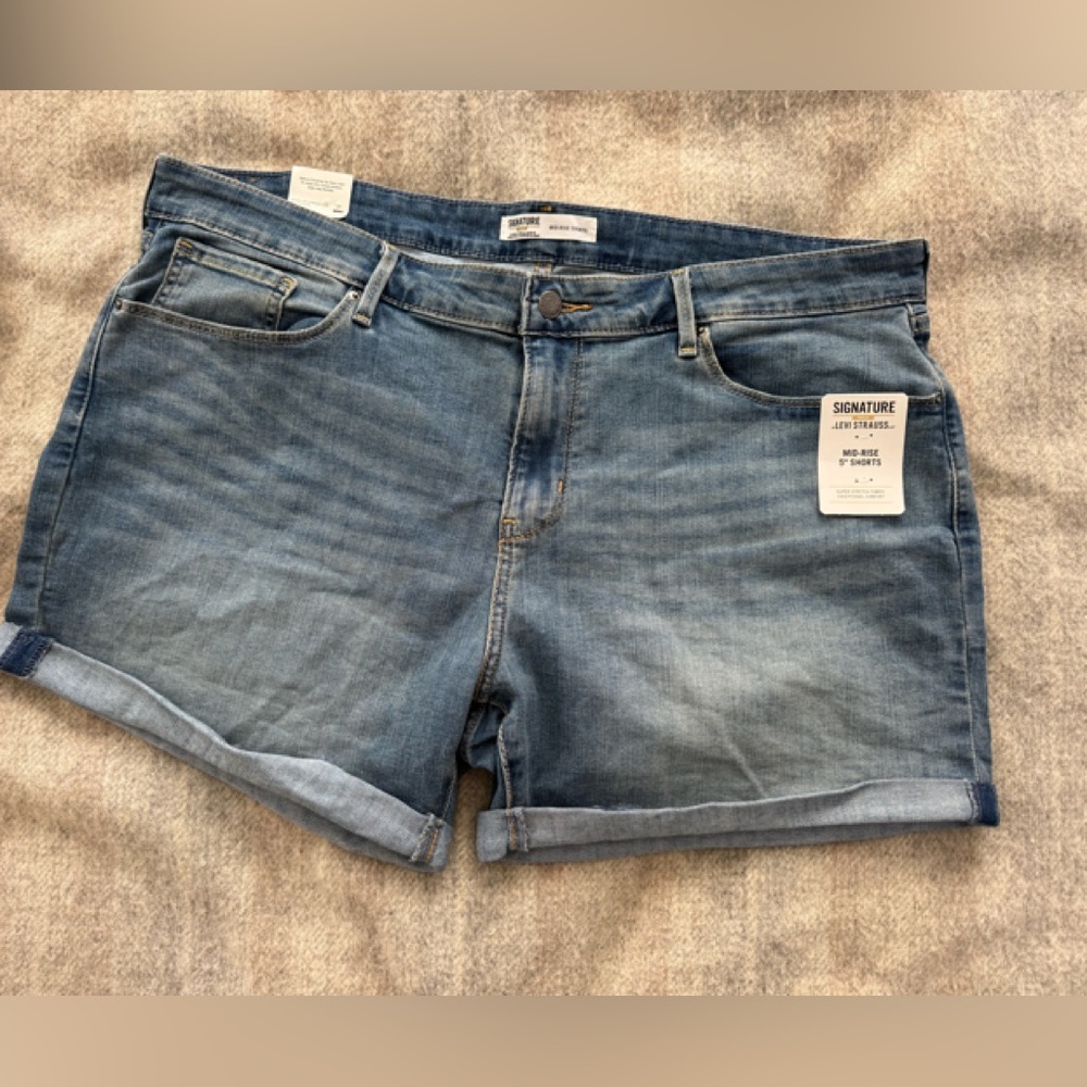 NWT Signature Gold Levi Strauss Women's denim Jean Shorts Sz 18